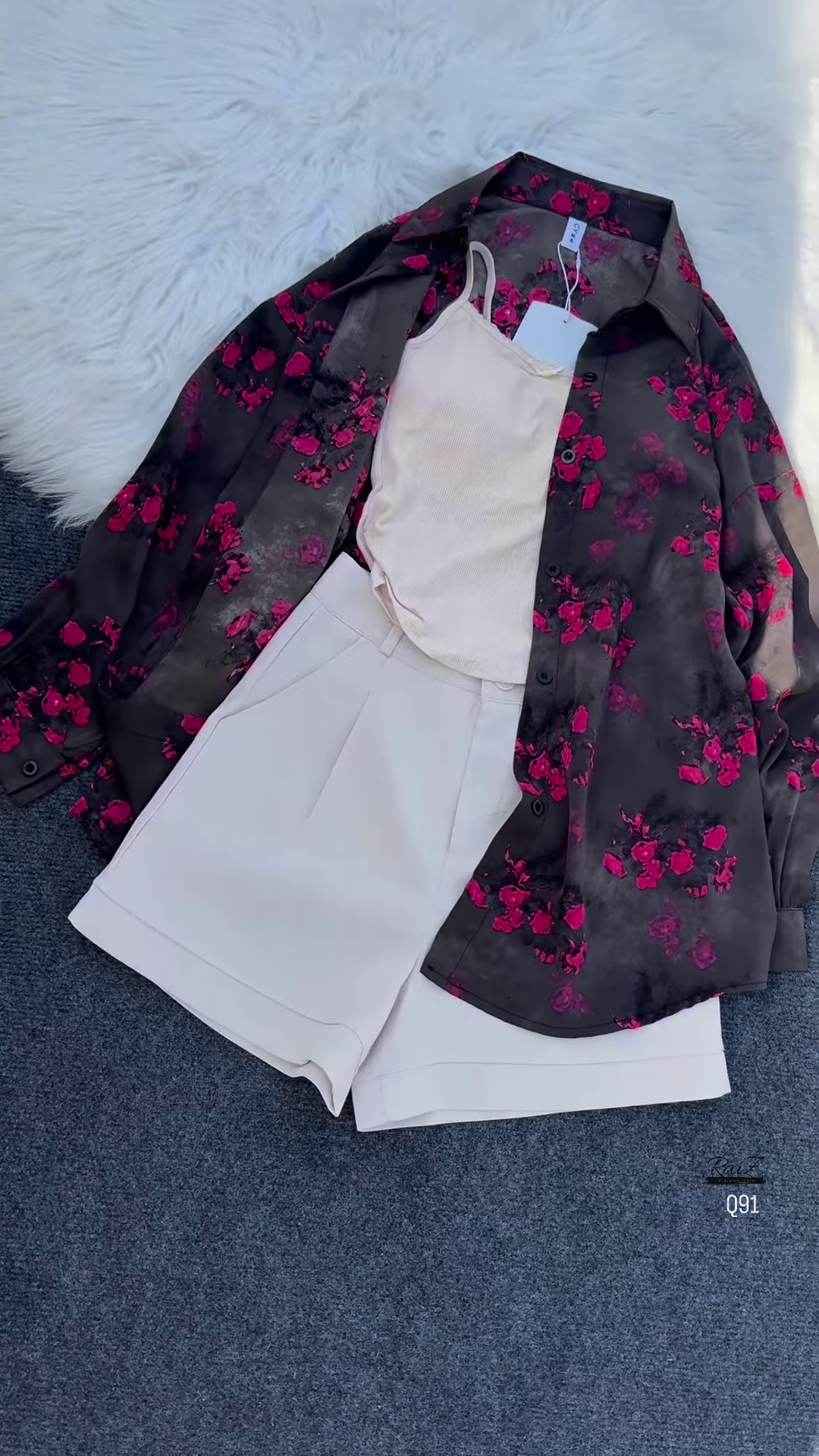 ๐ผ Effortlessly Chic Grey Floral Print Oversized Shirt & White Shorts Set ๐ค