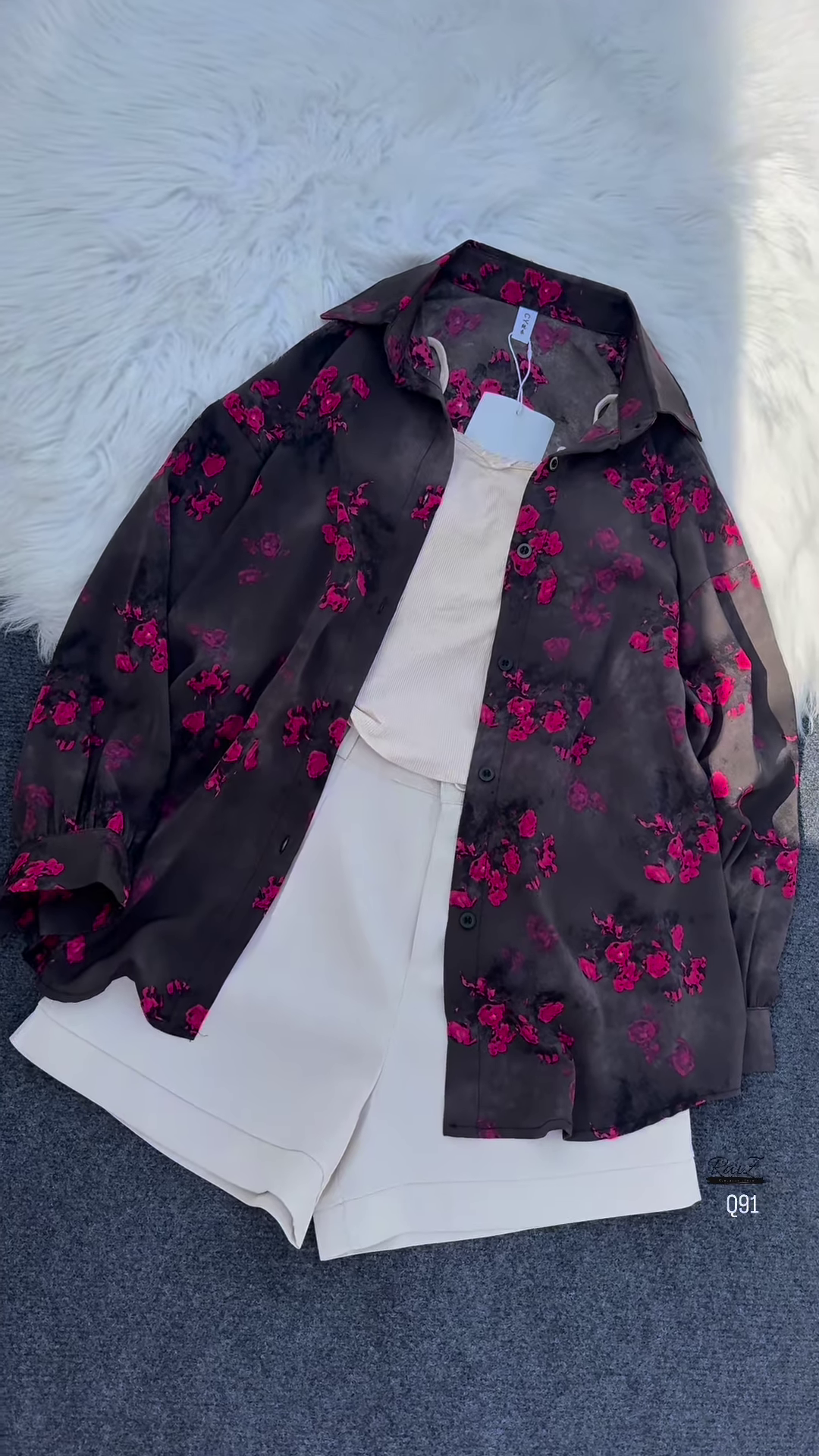 ๐ผ Effortlessly Chic Grey Floral Print Oversized Shirt & White Shorts Set ๐ค