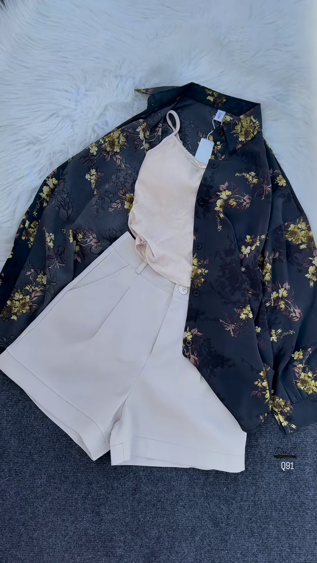 ๐ผ Effortlessly Chic Grey Floral Print Oversized Shirt & White Shorts Set ๐ค