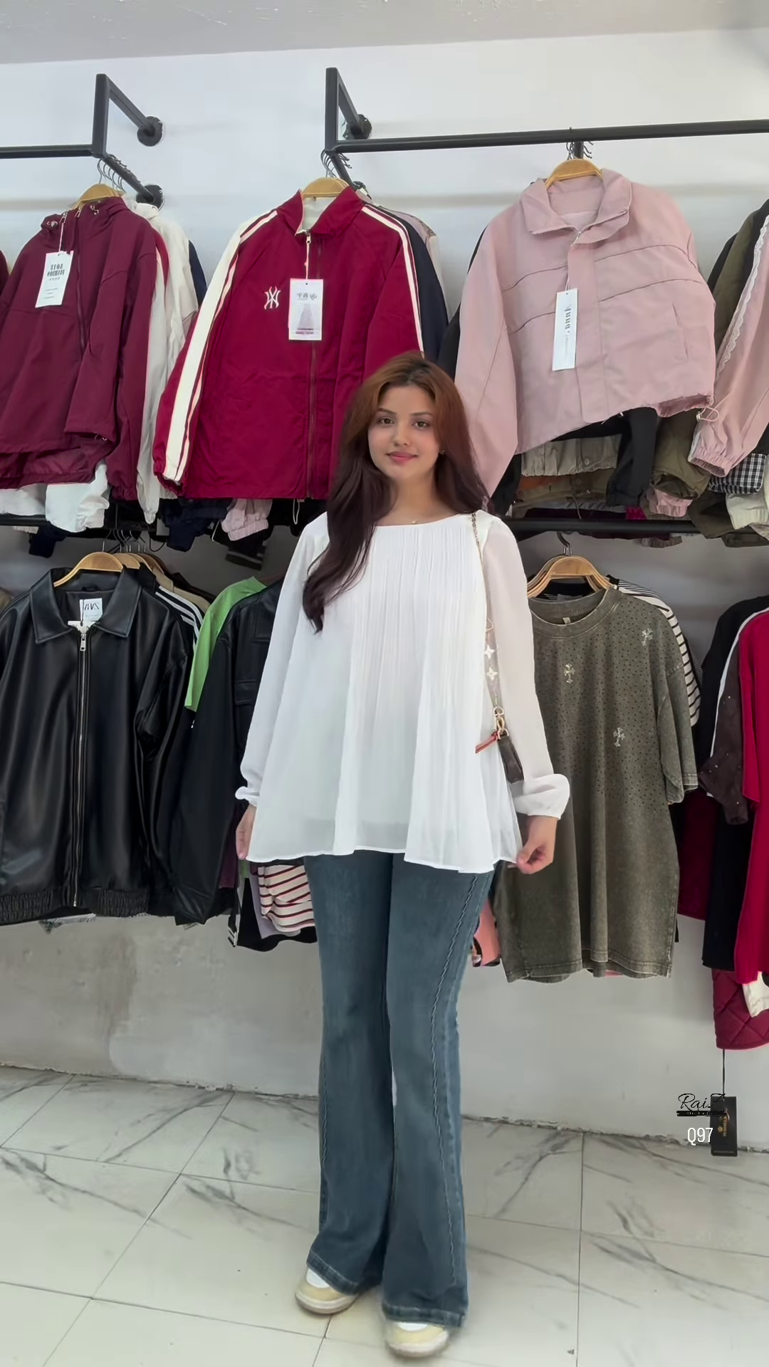 πΈ Elegant Light Pink Pleated Long-Sleeved Top & Classic Blue Jeans Ensemble π