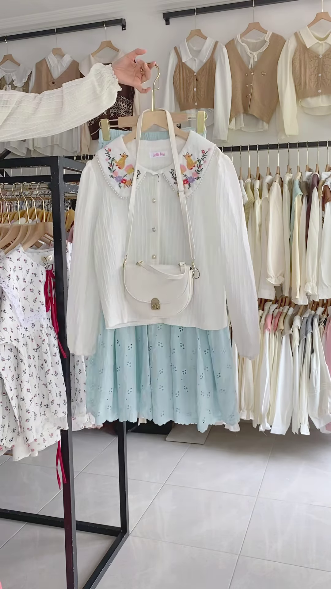 Charming Women’s Embroidered Blouse and Layered Tulle Skirt Outfit with Crossbody Bag