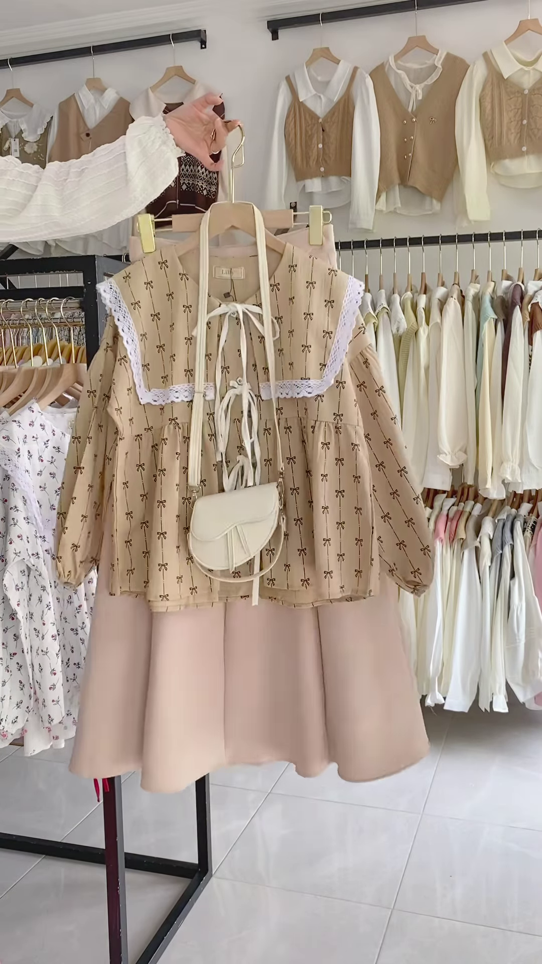 Charming Women’s Embroidered Blouse and Layered Tulle Skirt Outfit with Crossbody Bag