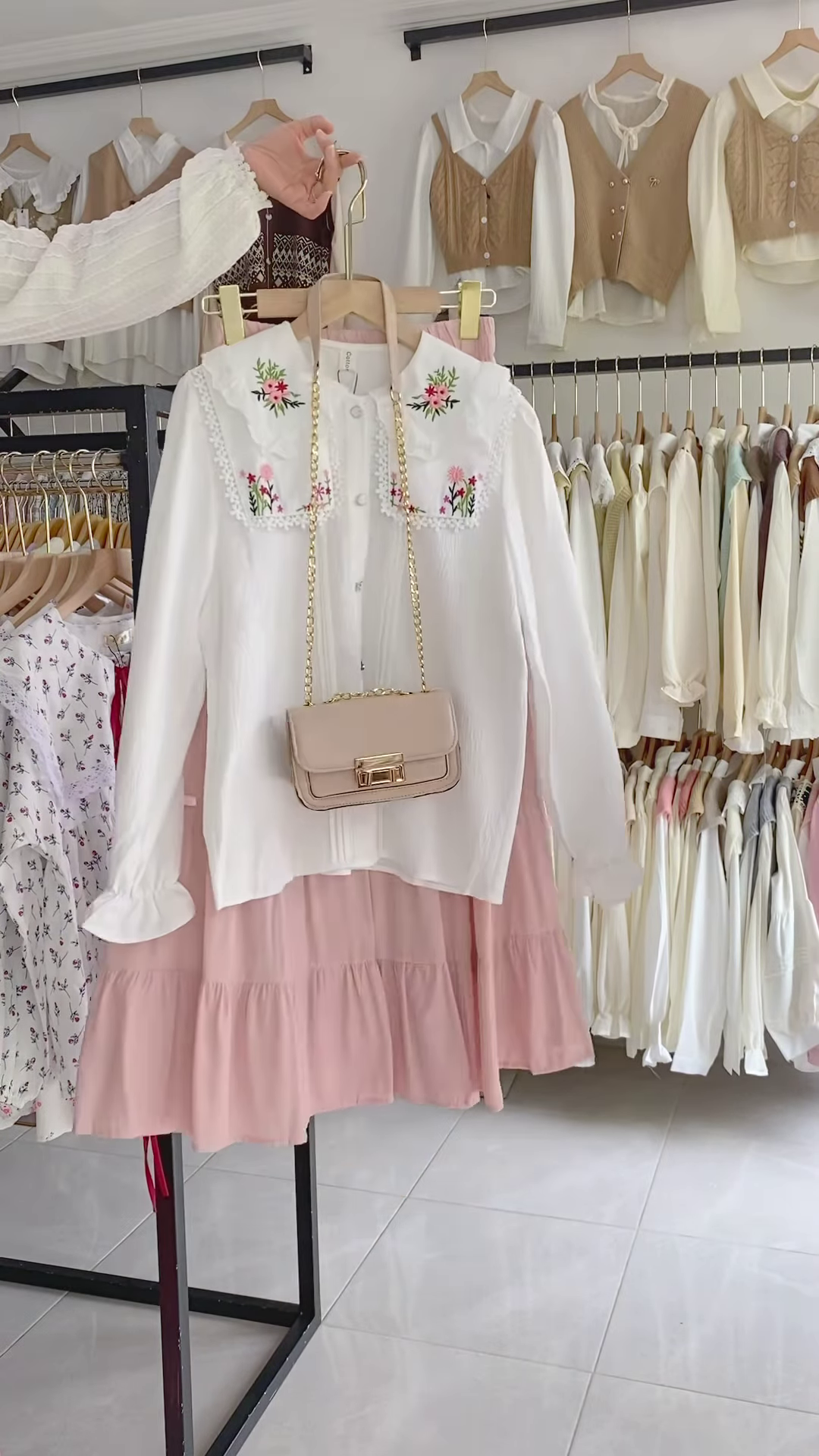 Charming Women’s Embroidered Blouse and Layered Tulle Skirt Outfit with Crossbody Bag