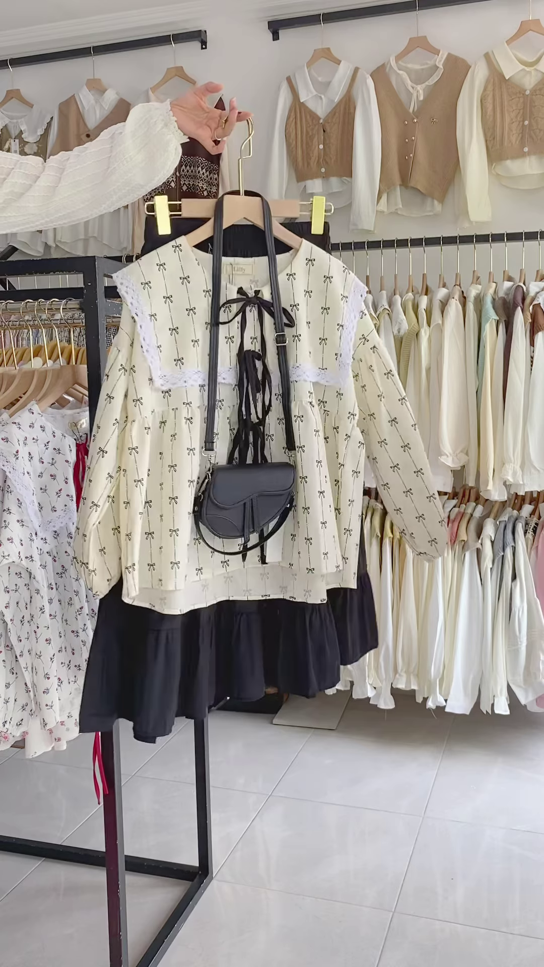 Charming Women’s Embroidered Blouse and Layered Tulle Skirt Outfit with Crossbody Bag