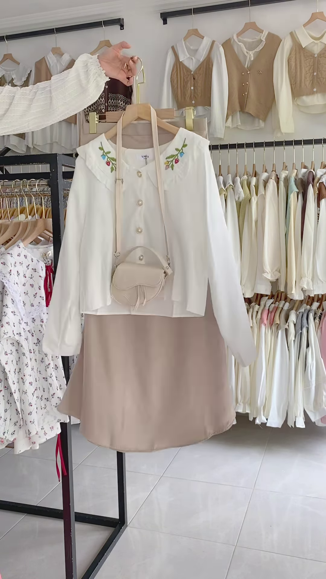 Charming Women’s Embroidered Blouse and Layered Tulle Skirt Outfit with Crossbody Bag