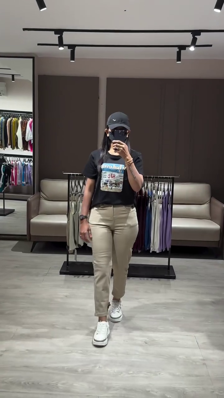 Casual Outfit: Graphic T-Shirt, Cropped Trousers, and Sneakers