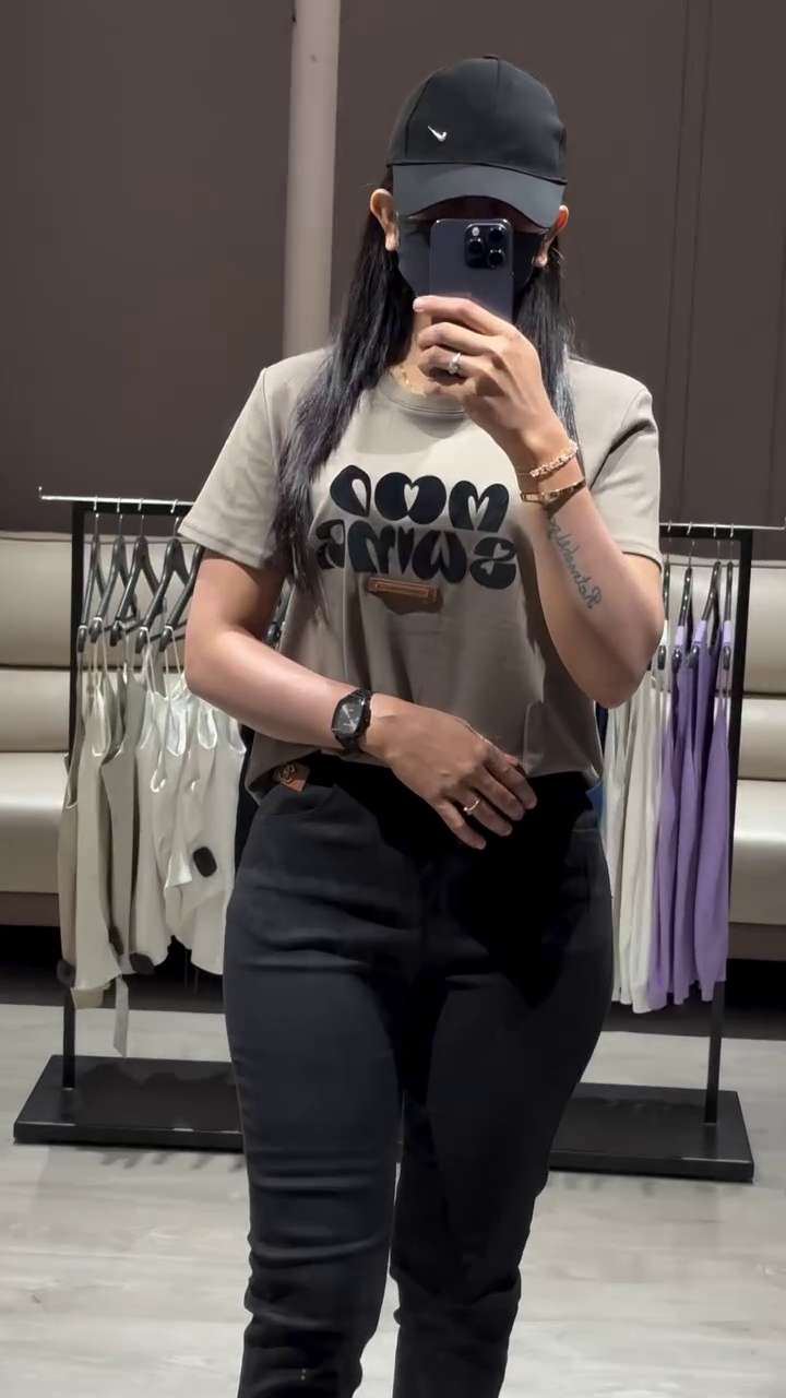 Casual Outfit: Graphic T-Shirt, Cropped Trousers, and Sneakers