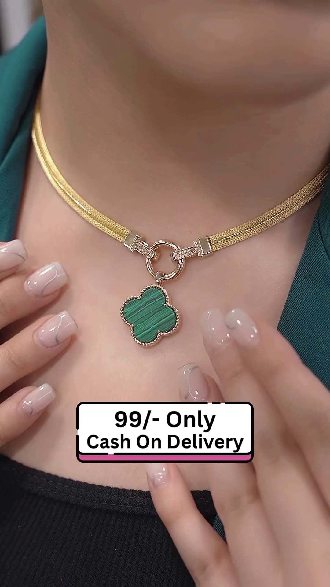 Elegant Gold Choker Necklace with Green Four-Leaf Clover Pendant – Trendy Western Wear Jewelry for Women