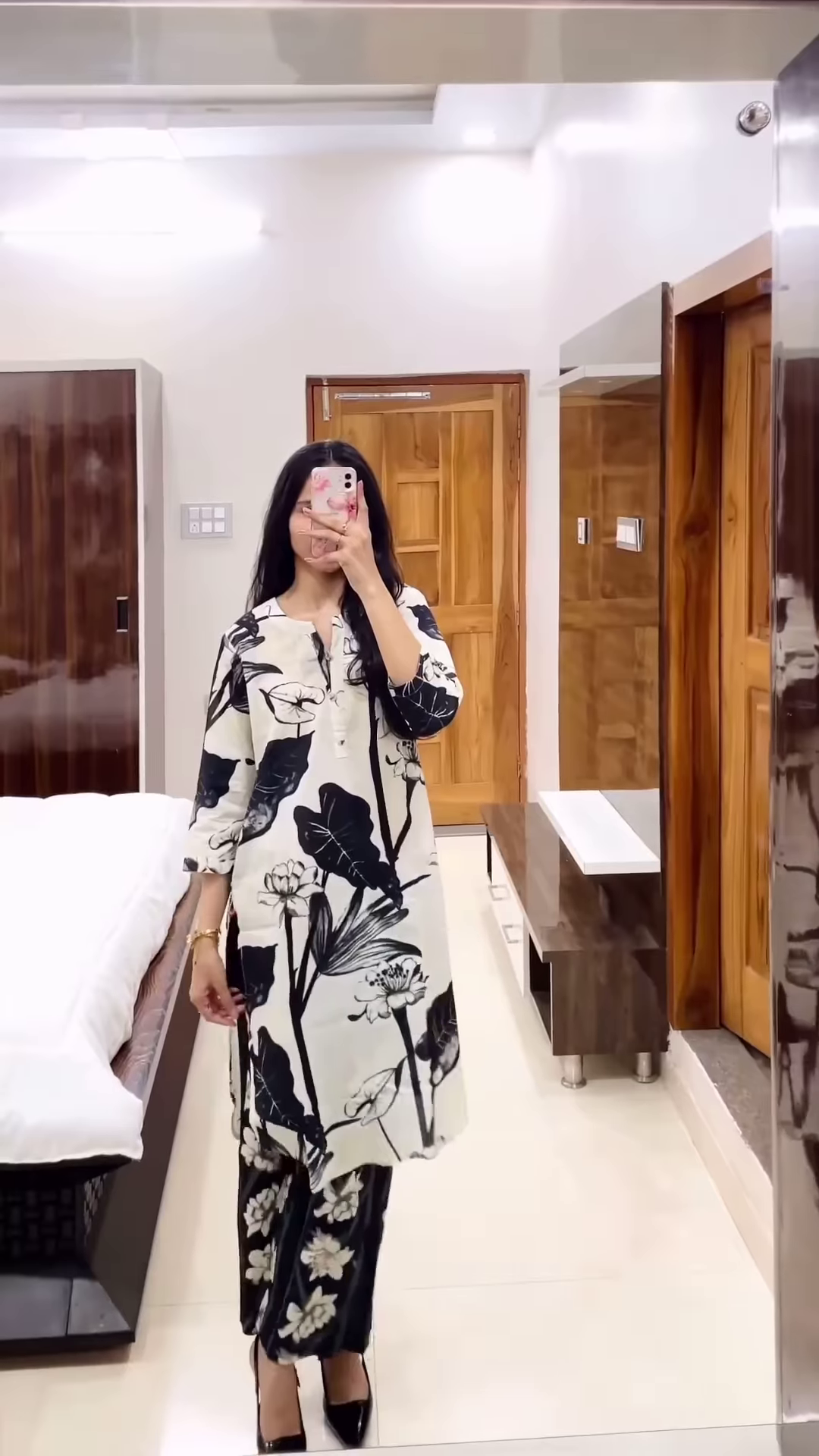 Cream Tulip-Print Kurta Set with Matching Pants – Elegant Floral Ethnicwear for Women