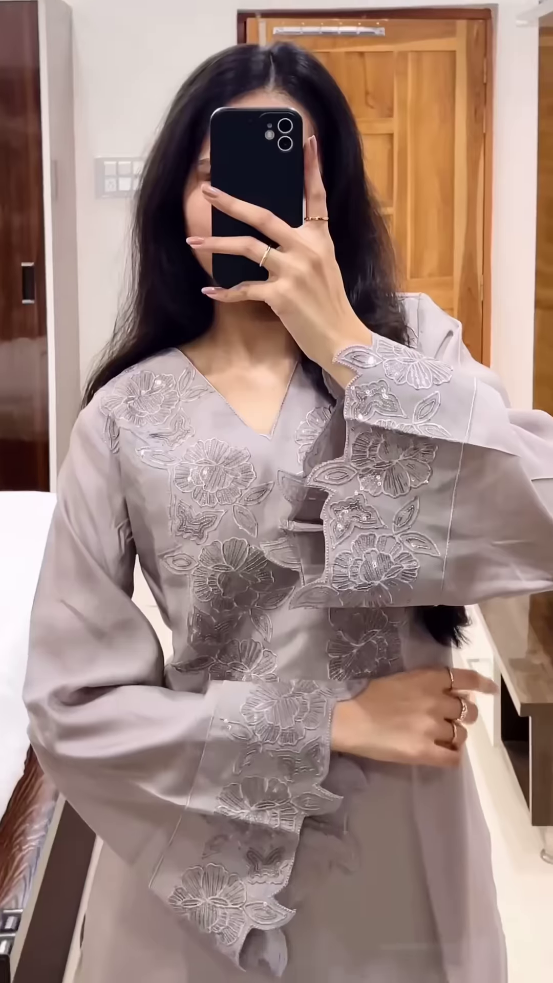 Cream Tulip-Print Kurta Set with Matching Pants – Elegant Floral Ethnicwear for Women