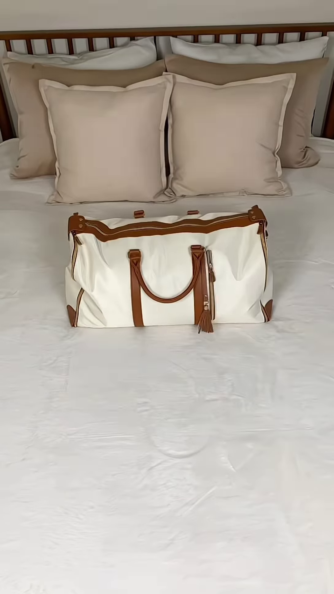 Elegant Weekend Duffle Bag: Luxurious Cream and Tan Leather Travel Tote with Classic Design