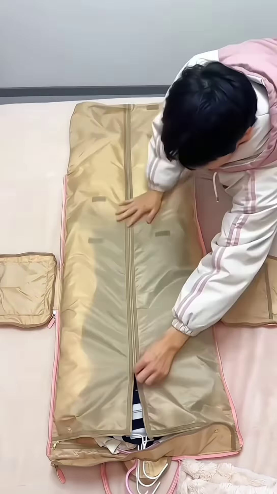 Elegant Weekend Duffle Bag: Luxurious Cream and Tan Leather Travel Tote with Classic Design