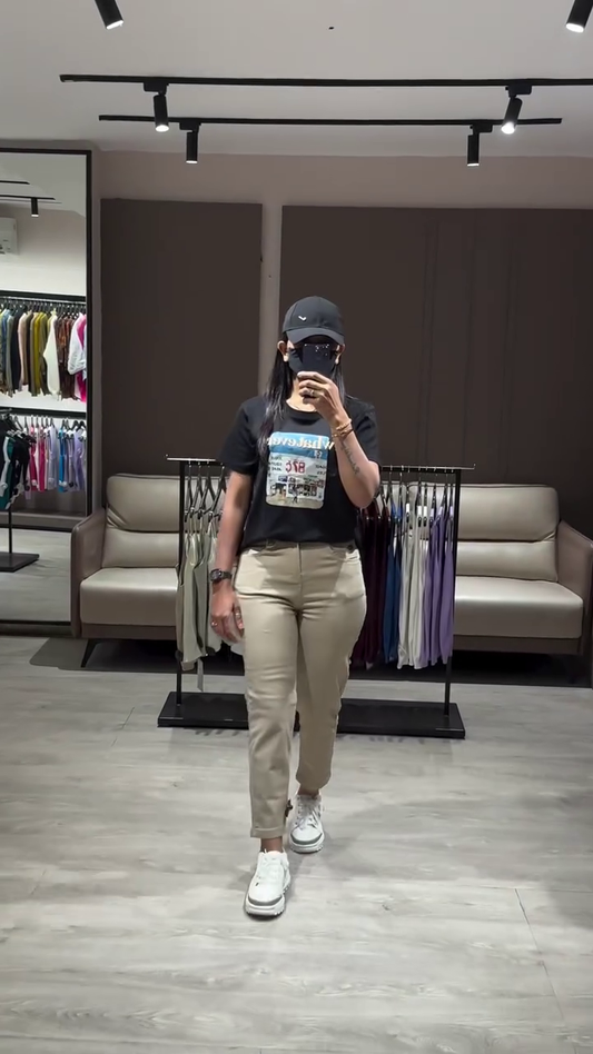 Casual Outfit: Graphic T-Shirt, Cropped Trousers, and Sneakers
