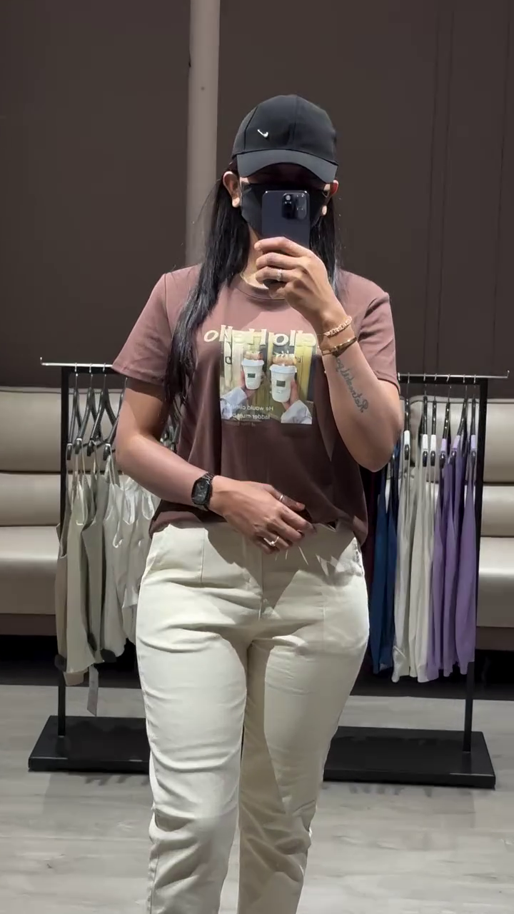 Casual Outfit: Graphic T-Shirt, Cropped Trousers, and Sneakers