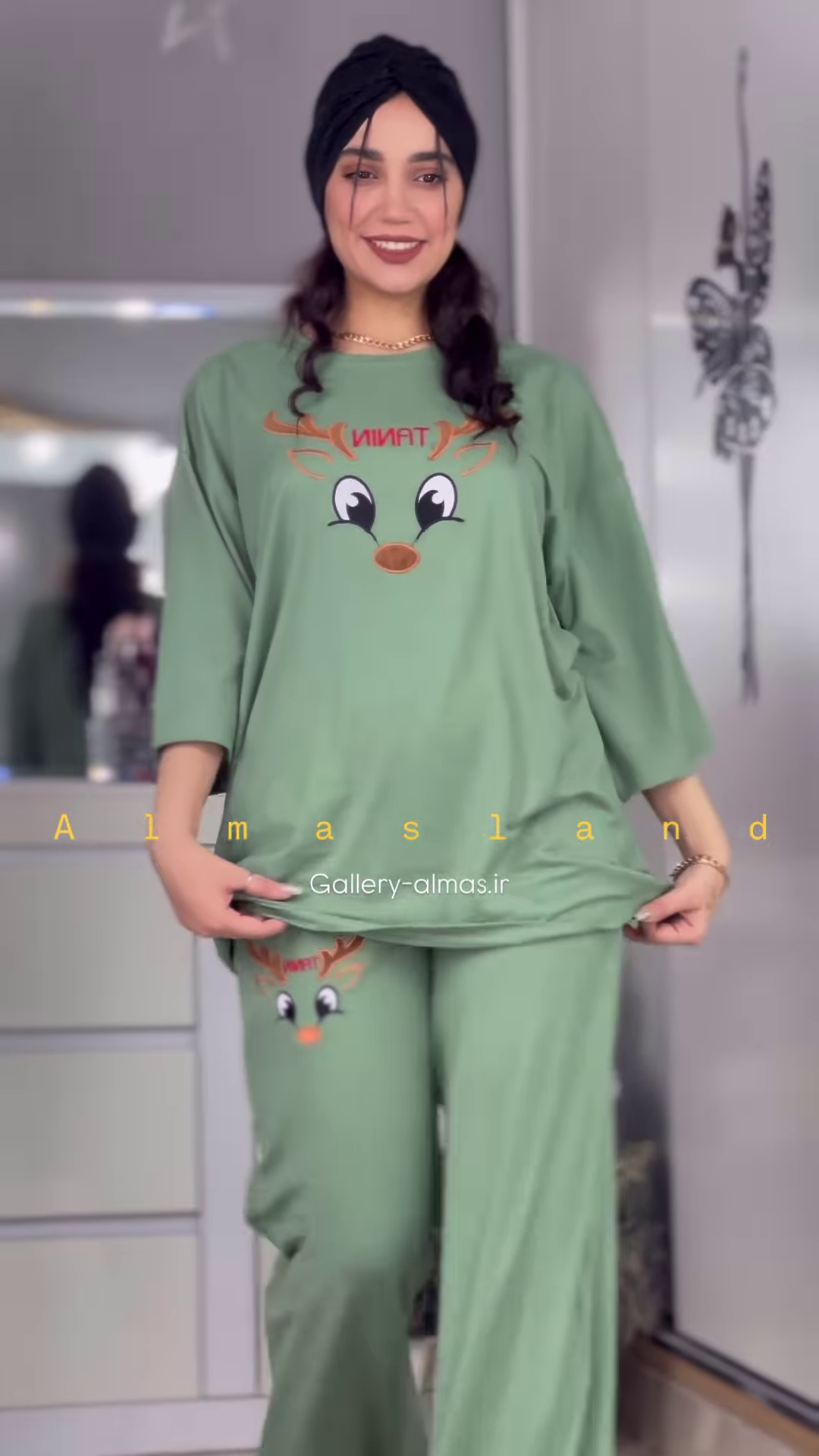 Cozy Reindeer Graphic Pajama Set with Long Sleeves and Pants