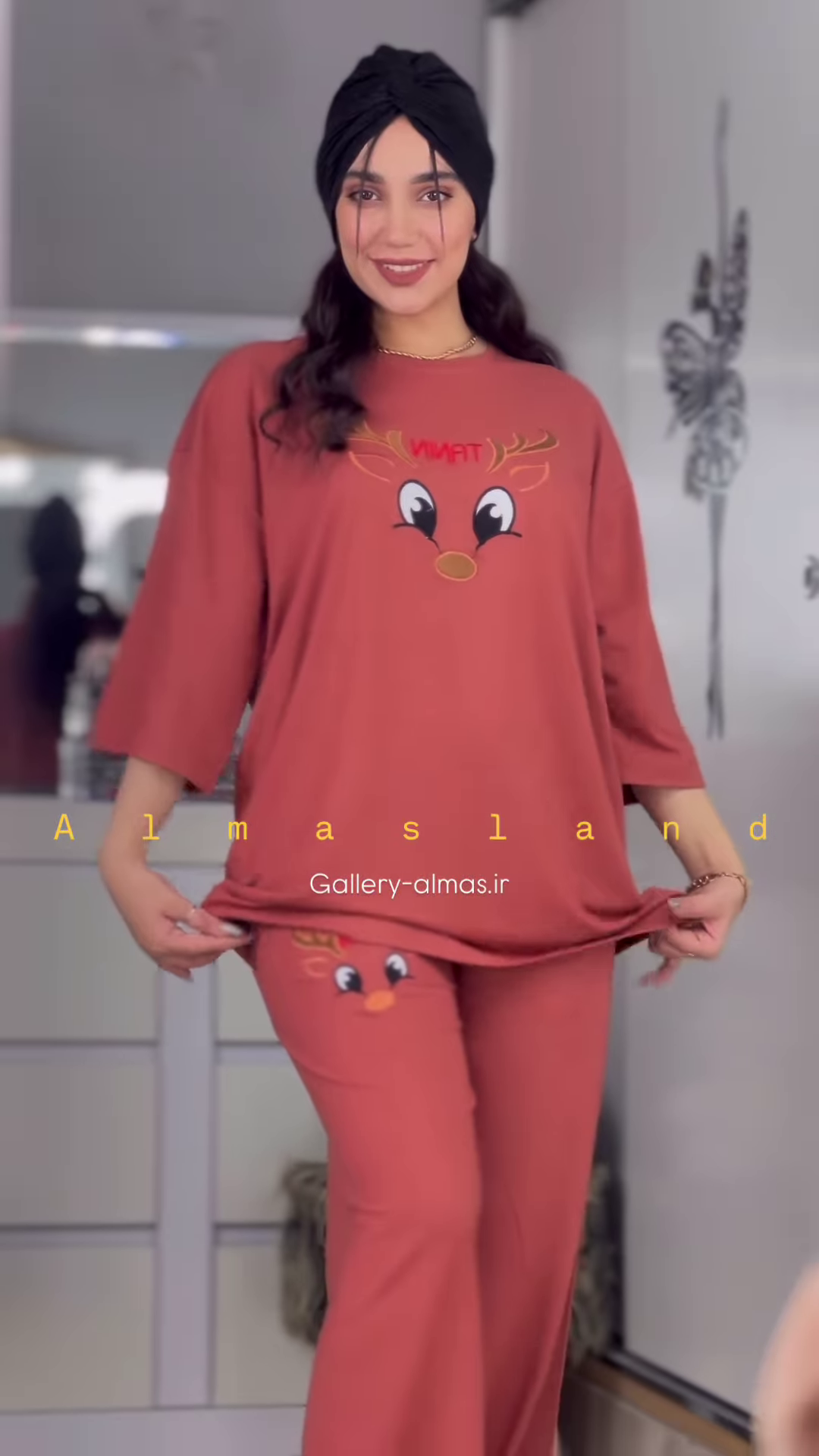 Cozy Reindeer Graphic Pajama Set with Long Sleeves and Pants