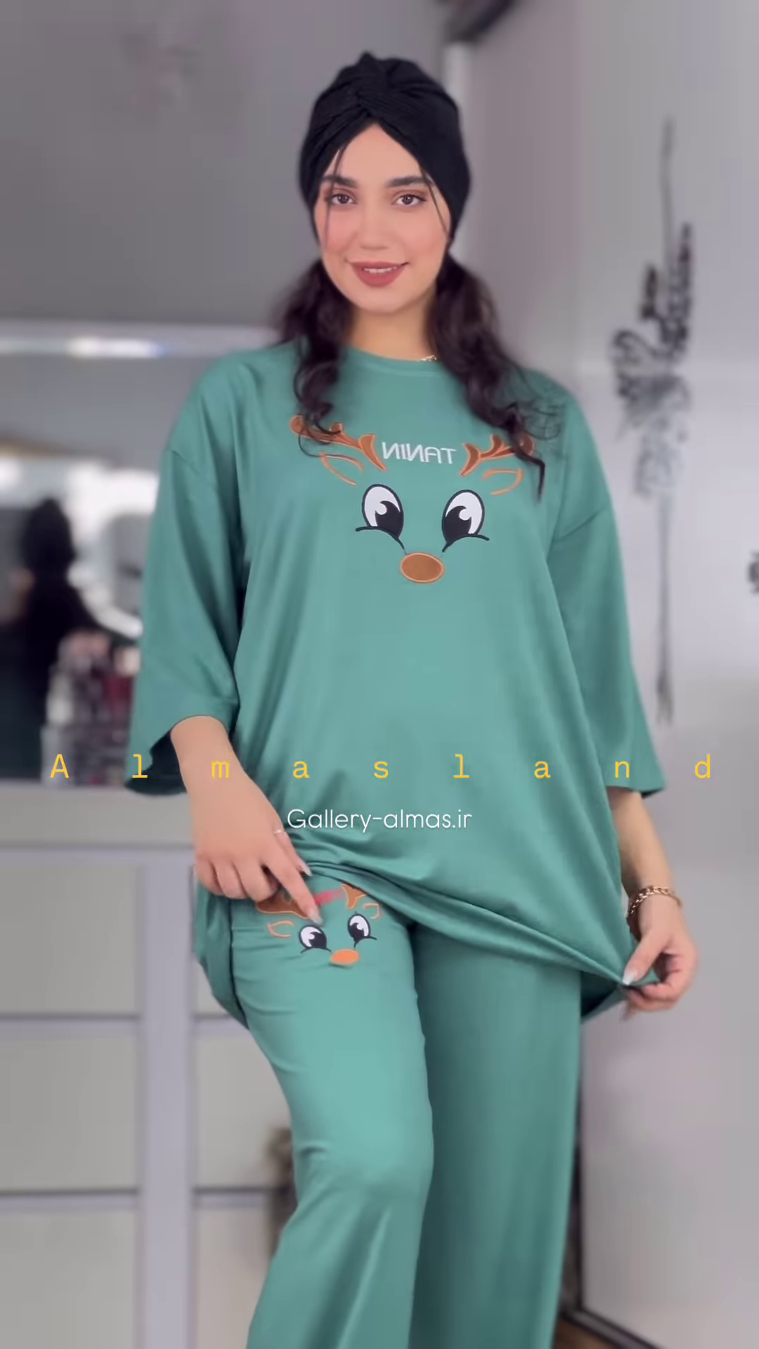 Cozy Reindeer Graphic Pajama Set with Long Sleeves and Pants