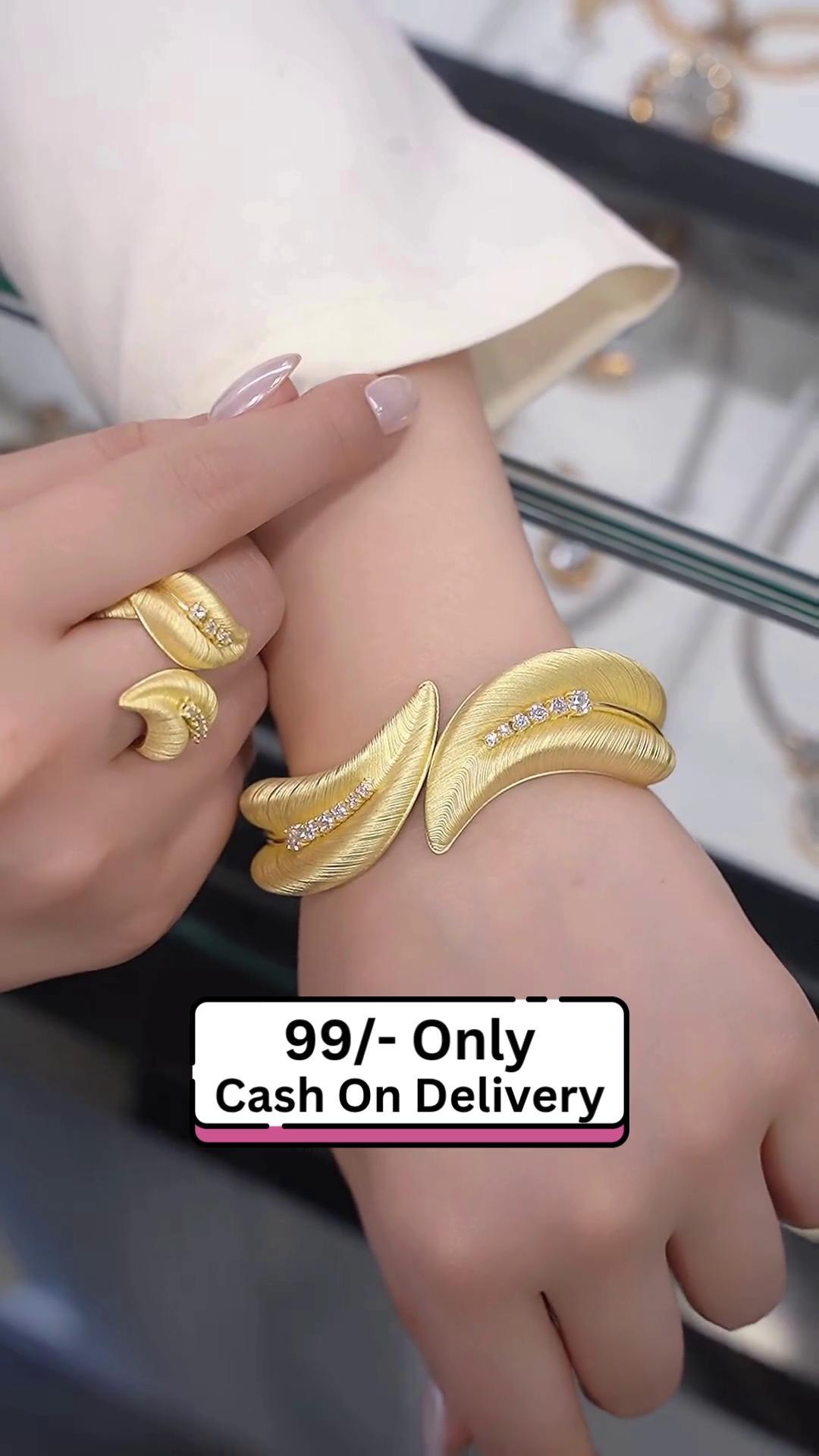 Elegant Gold-Toned Charm Bracelet with Pearl and Chain Accents